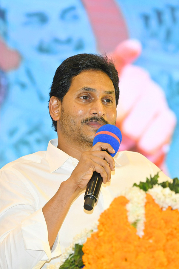 CM Jagan Holds Key Meeting With YSRCP Leaders in Mangalagiri Photos - Sakshi4