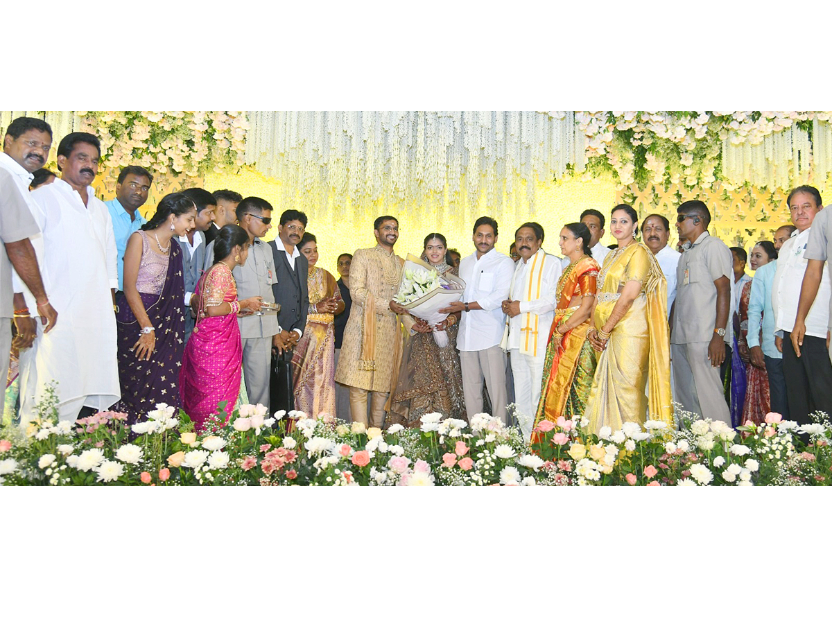 CM YS Jagan Attends YSRCP Leader Gunnam Nagababu Son Marriage PHotos - Sakshi1