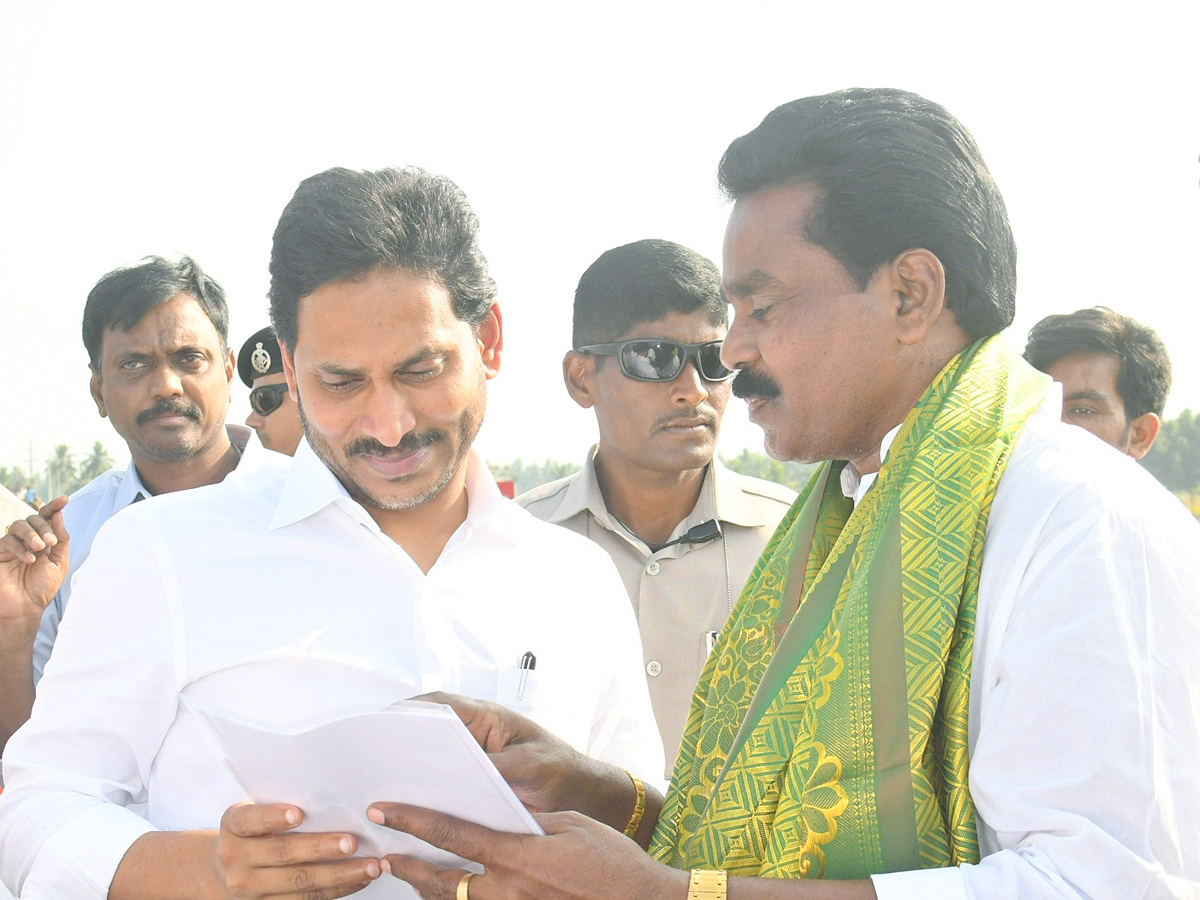 CM YS Jagan Attends YSRCP Leader Gunnam Nagababu Son Marriage PHotos - Sakshi10