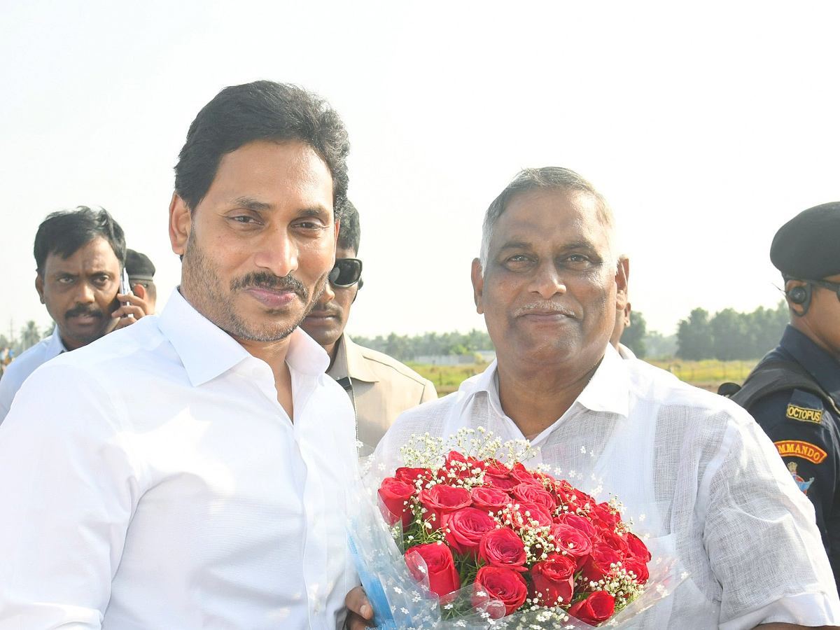 CM YS Jagan Attends YSRCP Leader Gunnam Nagababu Son Marriage PHotos - Sakshi11