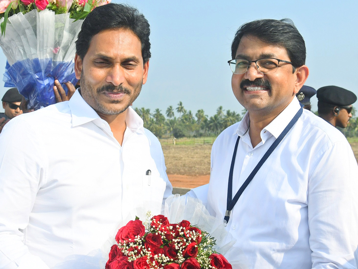 CM YS Jagan Attends YSRCP Leader Gunnam Nagababu Son Marriage PHotos - Sakshi12