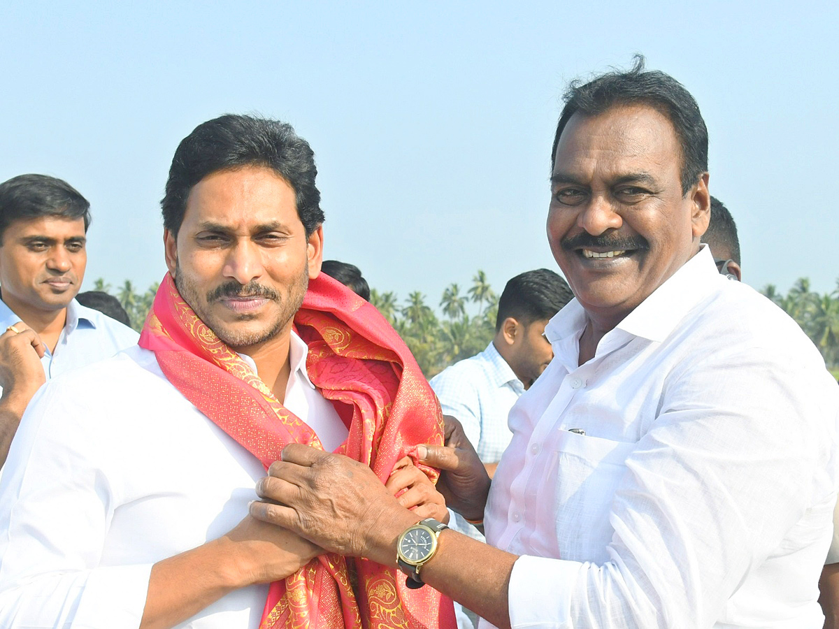 CM YS Jagan Attends YSRCP Leader Gunnam Nagababu Son Marriage PHotos - Sakshi13