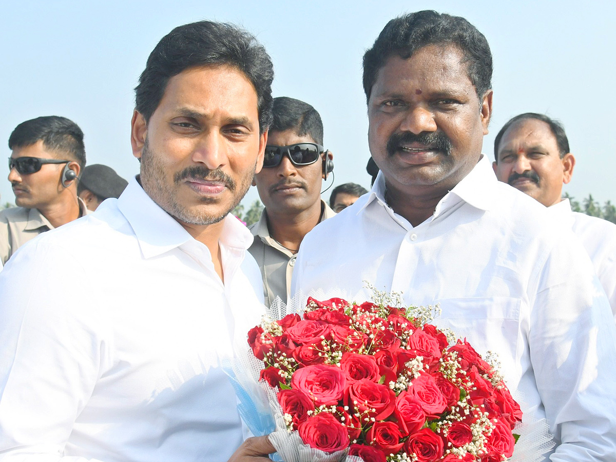 CM YS Jagan Attends YSRCP Leader Gunnam Nagababu Son Marriage PHotos - Sakshi14