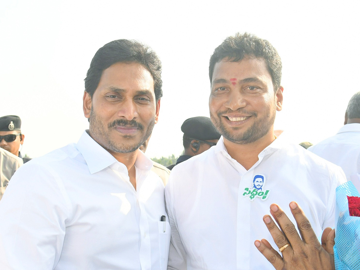 CM YS Jagan Attends YSRCP Leader Gunnam Nagababu Son Marriage PHotos - Sakshi15