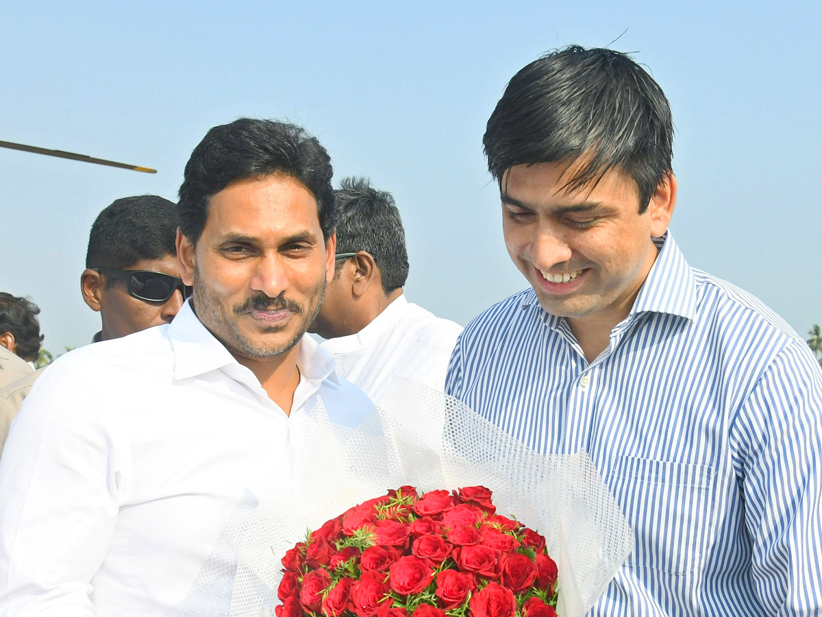 CM YS Jagan Attends YSRCP Leader Gunnam Nagababu Son Marriage PHotos - Sakshi16