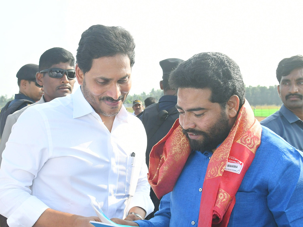 CM YS Jagan Attends YSRCP Leader Gunnam Nagababu Son Marriage PHotos - Sakshi18