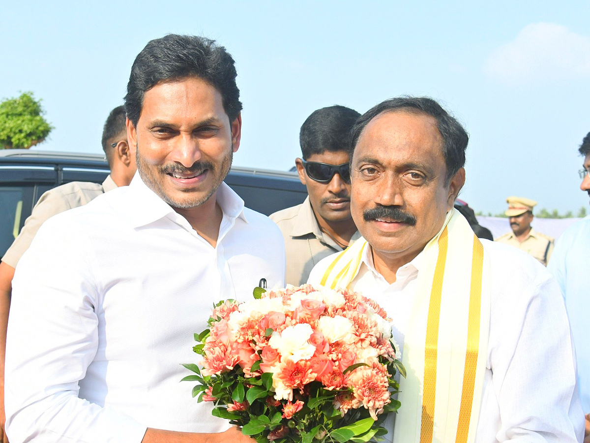 CM YS Jagan Attends YSRCP Leader Gunnam Nagababu Son Marriage PHotos - Sakshi19