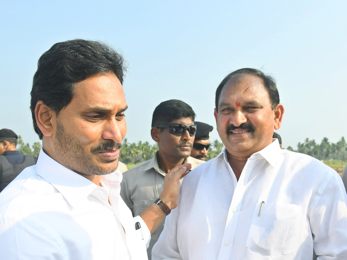 CM YS Jagan Attends YSRCP Leader Gunnam Nagababu Son Marriage PHotos - Sakshi20