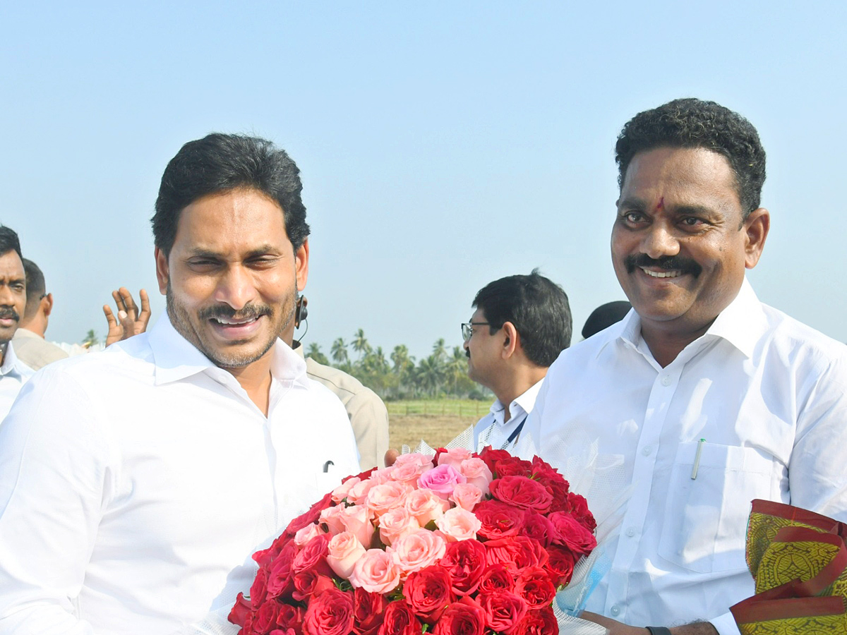 CM YS Jagan Attends YSRCP Leader Gunnam Nagababu Son Marriage PHotos - Sakshi21