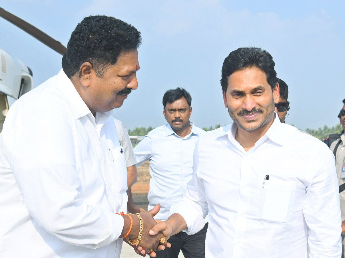 CM YS Jagan Attends YSRCP Leader Gunnam Nagababu Son Marriage PHotos - Sakshi22