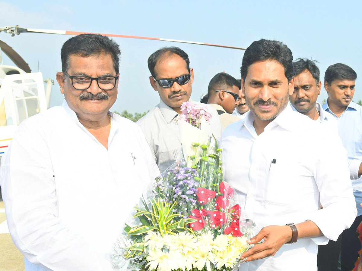 CM YS Jagan Attends YSRCP Leader Gunnam Nagababu Son Marriage PHotos - Sakshi24