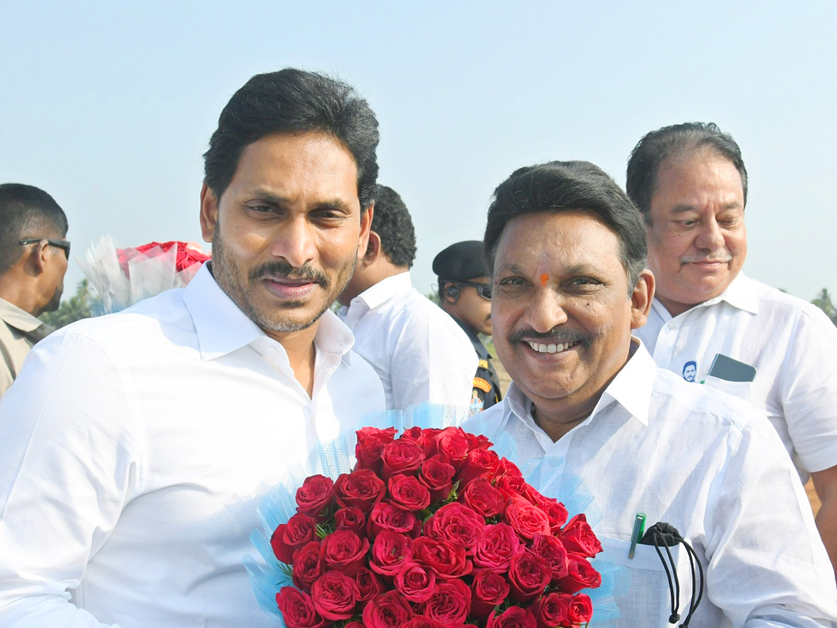 CM YS Jagan Attends YSRCP Leader Gunnam Nagababu Son Marriage PHotos - Sakshi25