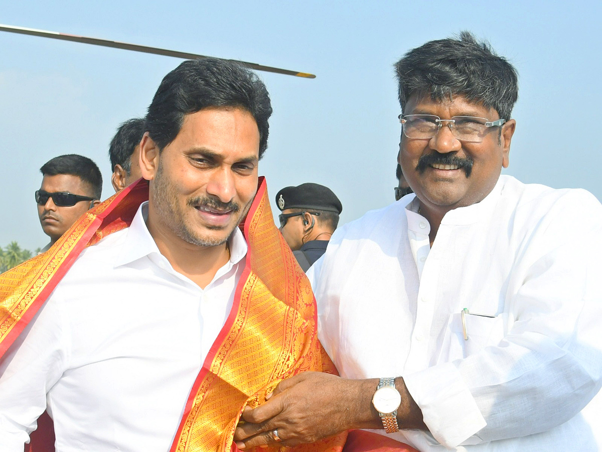 CM YS Jagan Attends YSRCP Leader Gunnam Nagababu Son Marriage PHotos - Sakshi26