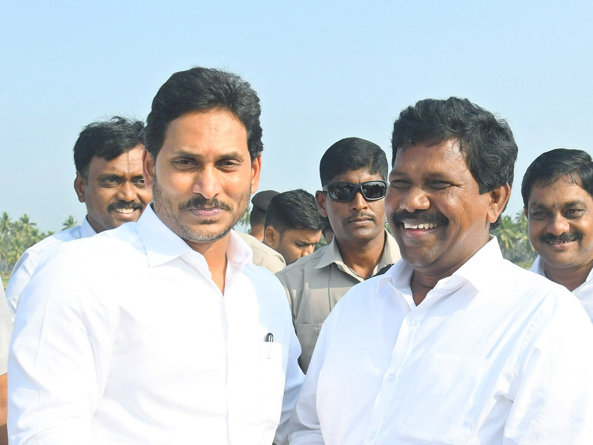 CM YS Jagan Attends YSRCP Leader Gunnam Nagababu Son Marriage PHotos - Sakshi27