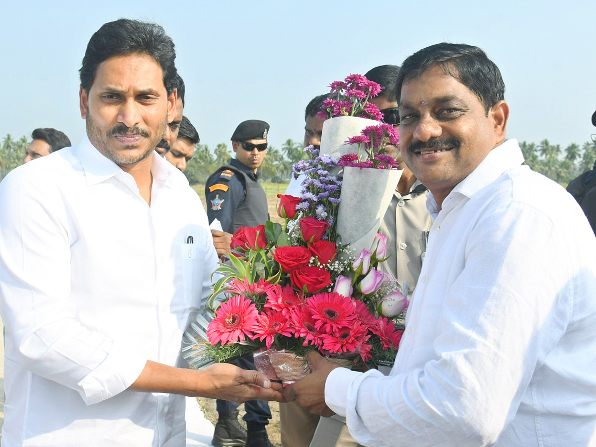 CM YS Jagan Attends YSRCP Leader Gunnam Nagababu Son Marriage PHotos - Sakshi3