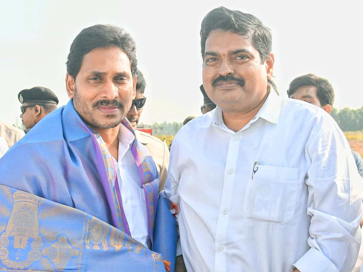 CM YS Jagan Attends YSRCP Leader Gunnam Nagababu Son Marriage PHotos - Sakshi5