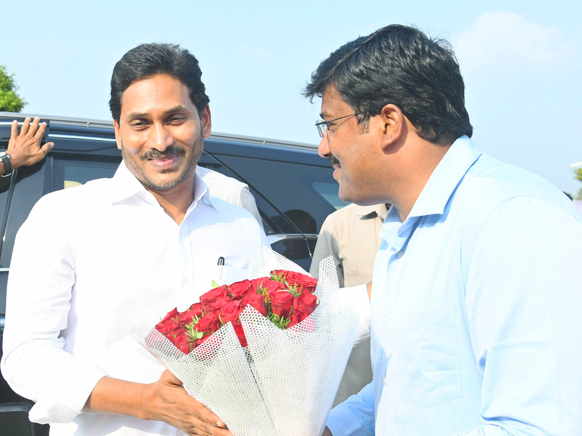 CM YS Jagan Attends YSRCP Leader Gunnam Nagababu Son Marriage PHotos - Sakshi7