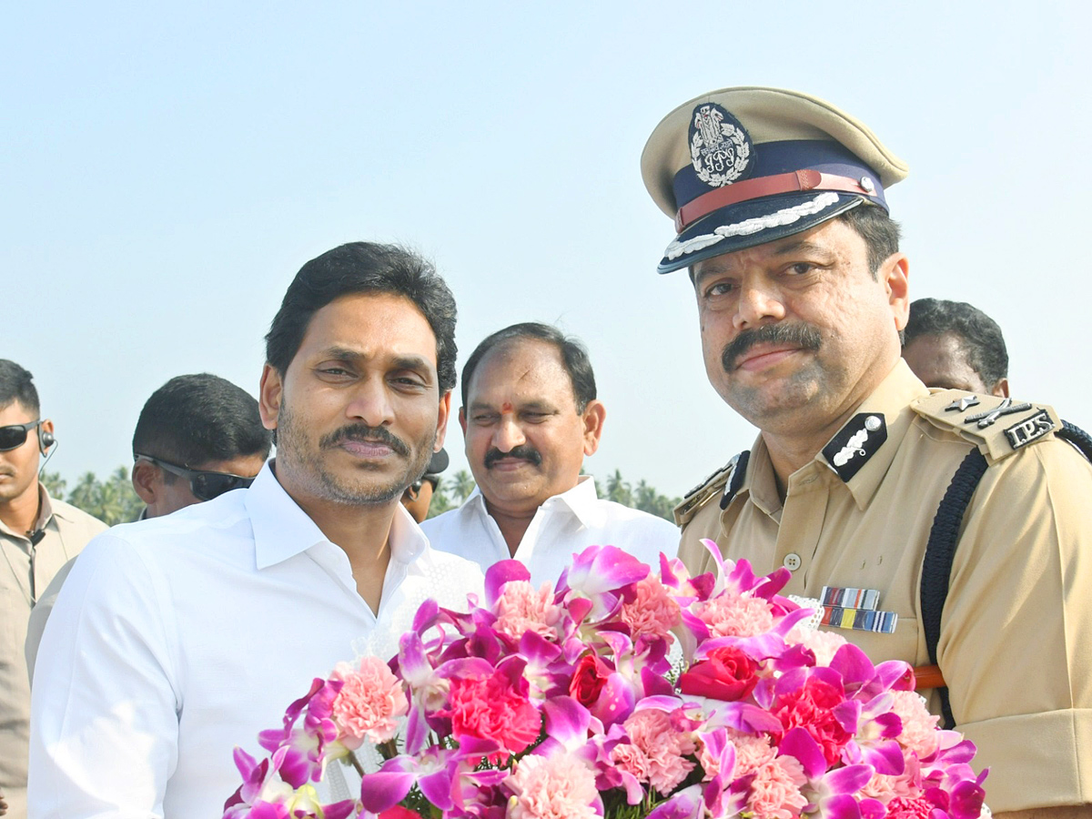 CM YS Jagan Attends YSRCP Leader Gunnam Nagababu Son Marriage PHotos - Sakshi8