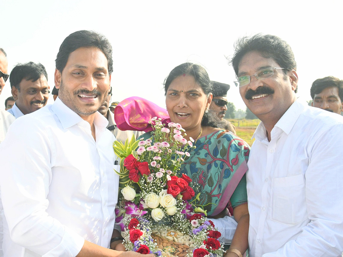 CM YS Jagan Attends YSRCP Leader Gunnam Nagababu Son Marriage PHotos - Sakshi9