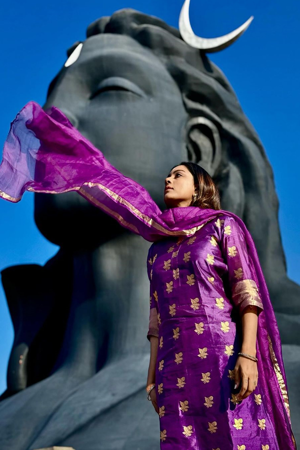 Vithika sheru visits Adiyogi Shiva near CoimbatoreTN - Sakshi7