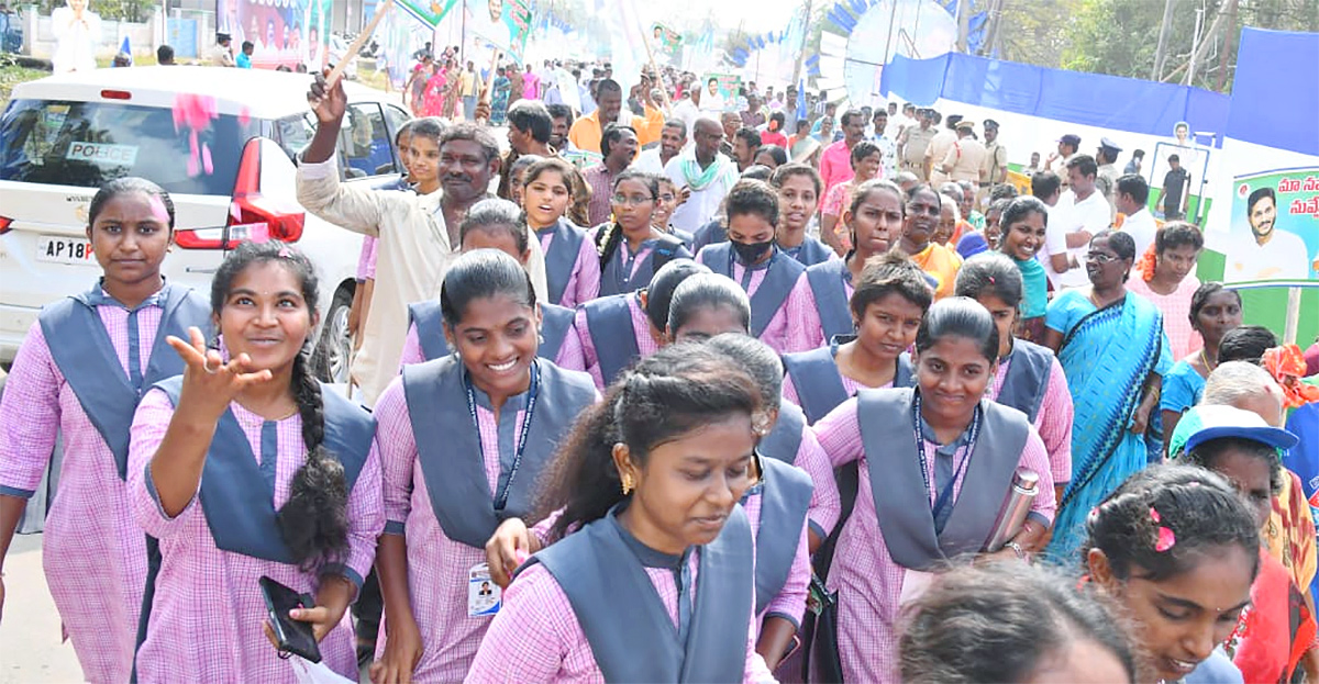 CM Jagan Participate in Public Meeting At Pamarru Jagananna Vidya Deevena  - Sakshi13