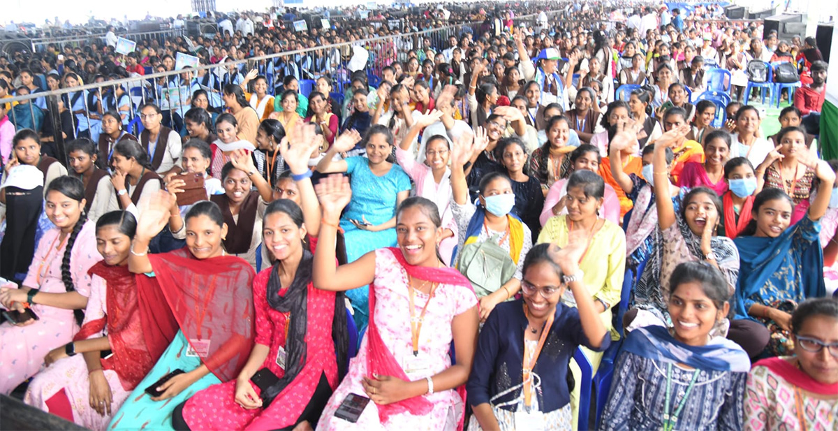 CM Jagan Participate in Public Meeting At Pamarru Jagananna Vidya Deevena  - Sakshi3