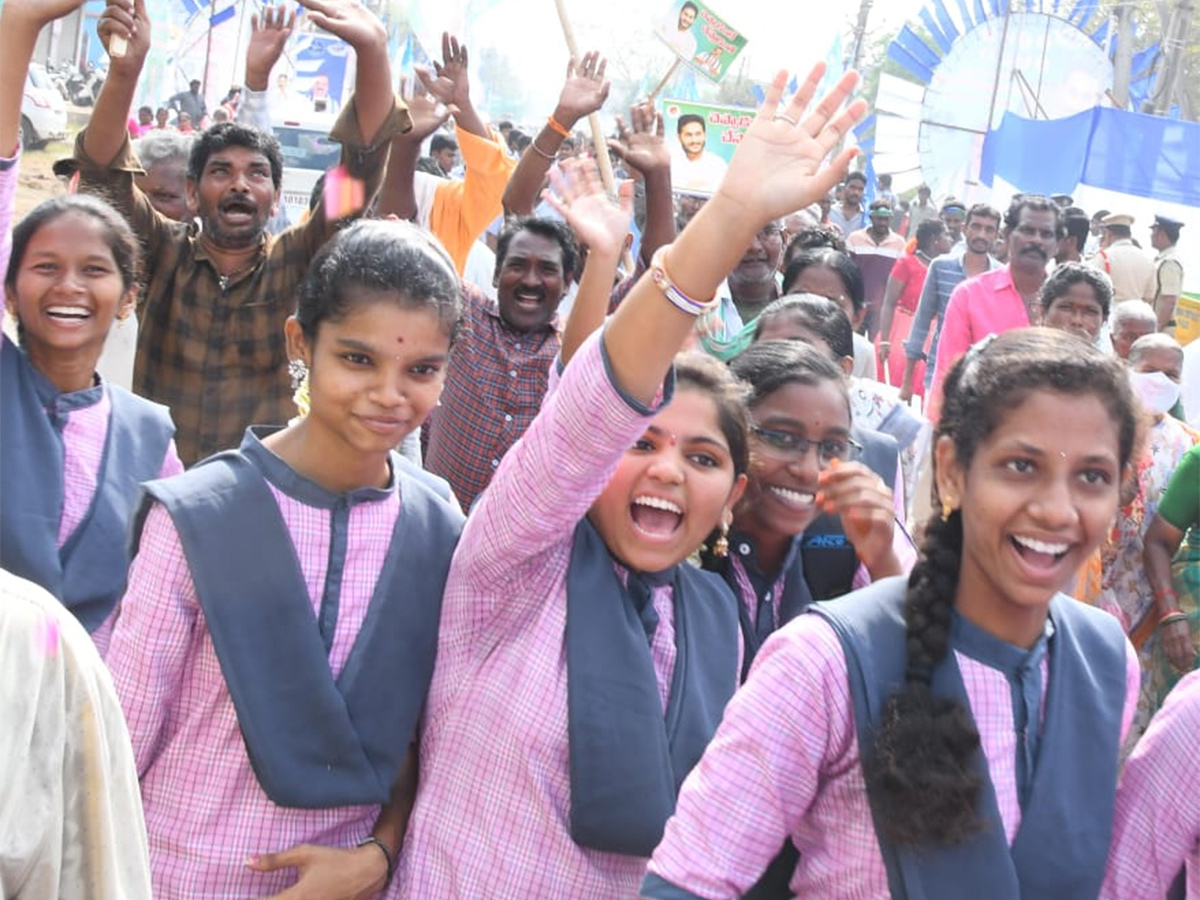 CM Jagan Participate in Public Meeting At Pamarru Jagananna Vidya Deevena  - Sakshi4