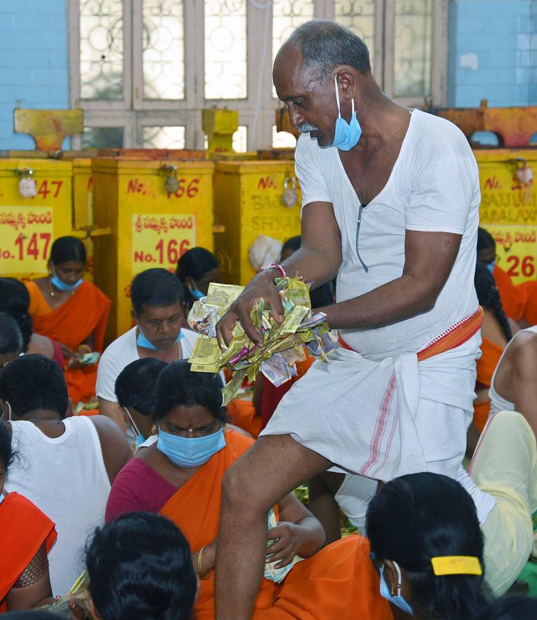 Sammakka Saralamma Medaram Jatara Hundi Counting - Sakshi11