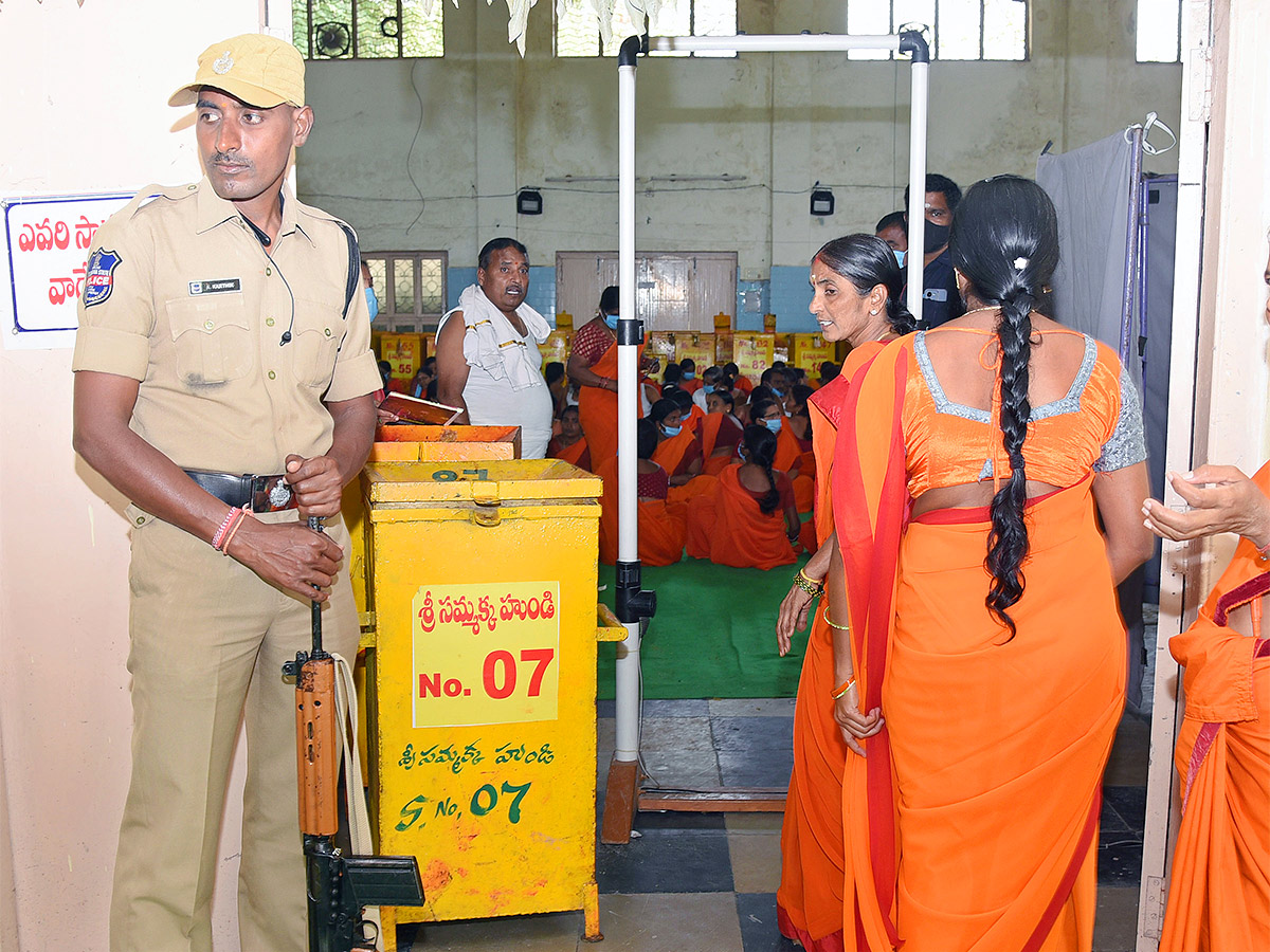 Sammakka Saralamma Medaram Jatara Hundi Counting - Sakshi5