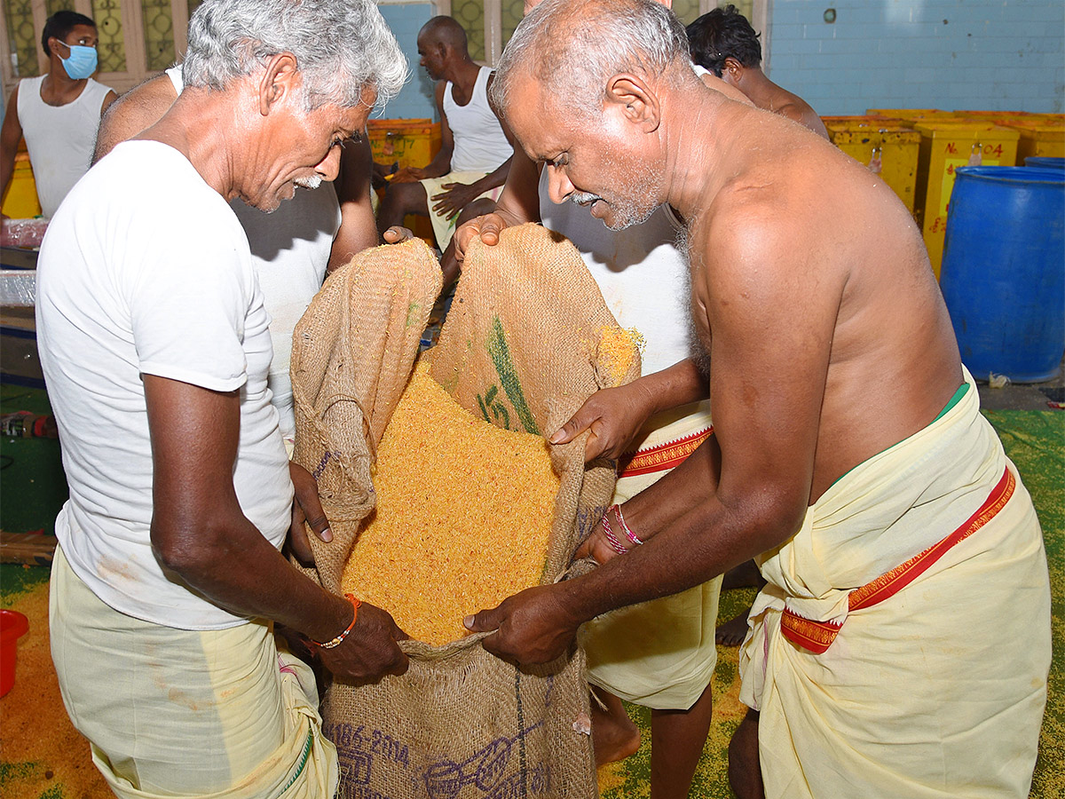 Sammakka Saralamma Medaram Jatara Hundi Counting - Sakshi9