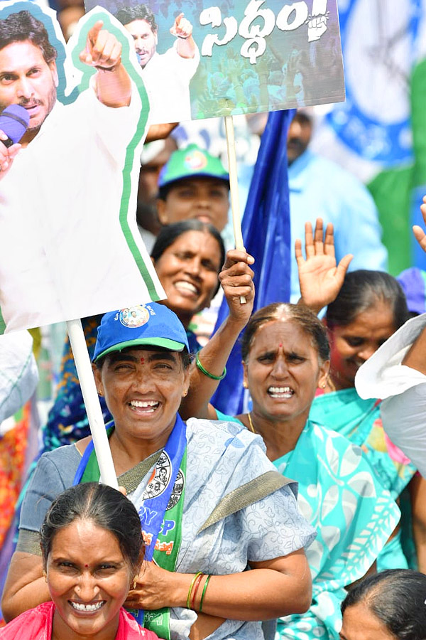 Huge Crowd at CM YS Jagan medarametla Public Meeting Photos - Sakshi4