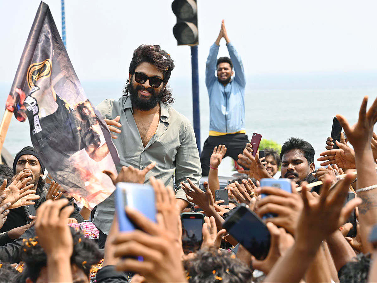 Fans Gathered For Icon Star Allu Arjun Vizag Airport Massive Rally, Photos Gallery Goes Viral - Sakshi1