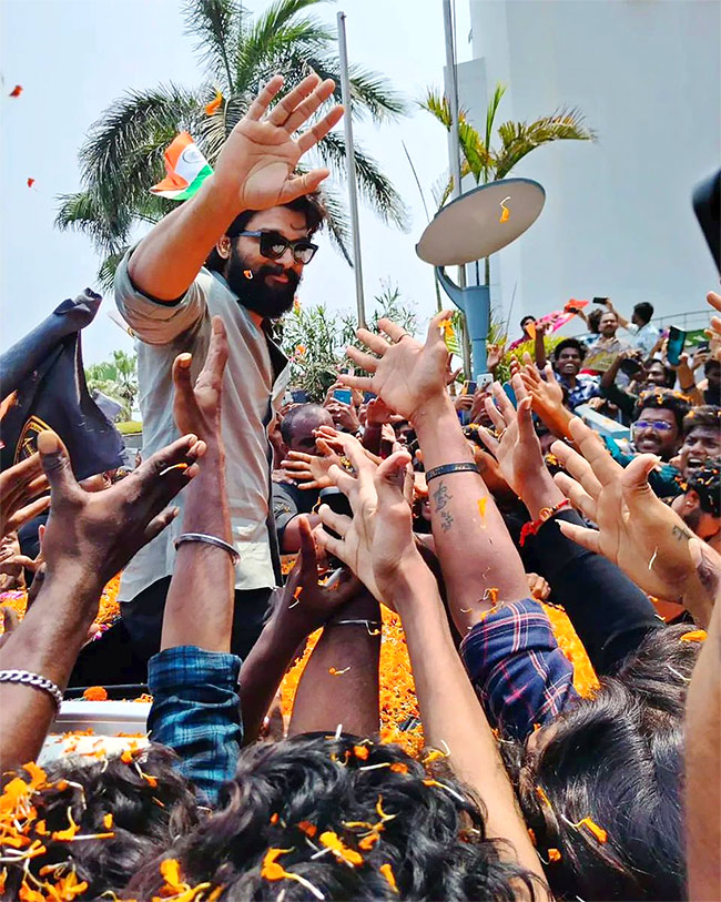 Fans Gathered For Icon Star Allu Arjun Vizag Airport Massive Rally, Photos Gallery Goes Viral - Sakshi10