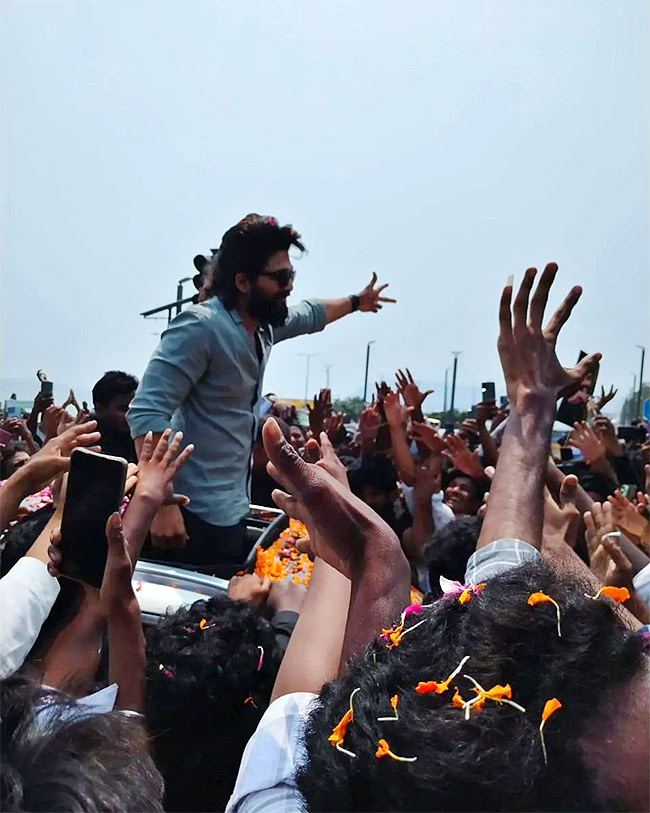 Fans Gathered For Icon Star Allu Arjun Vizag Airport Massive Rally, Photos Gallery Goes Viral - Sakshi11