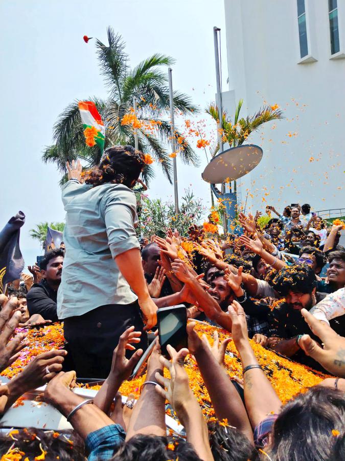 Fans Gathered For Icon Star Allu Arjun Vizag Airport Massive Rally, Photos Gallery Goes Viral - Sakshi12