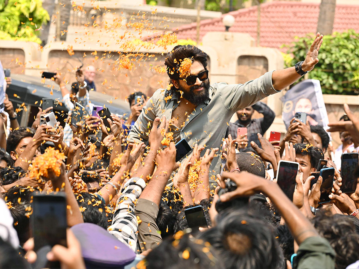 Fans Gathered For Icon Star Allu Arjun Vizag Airport Massive Rally, Photos Gallery Goes Viral - Sakshi3