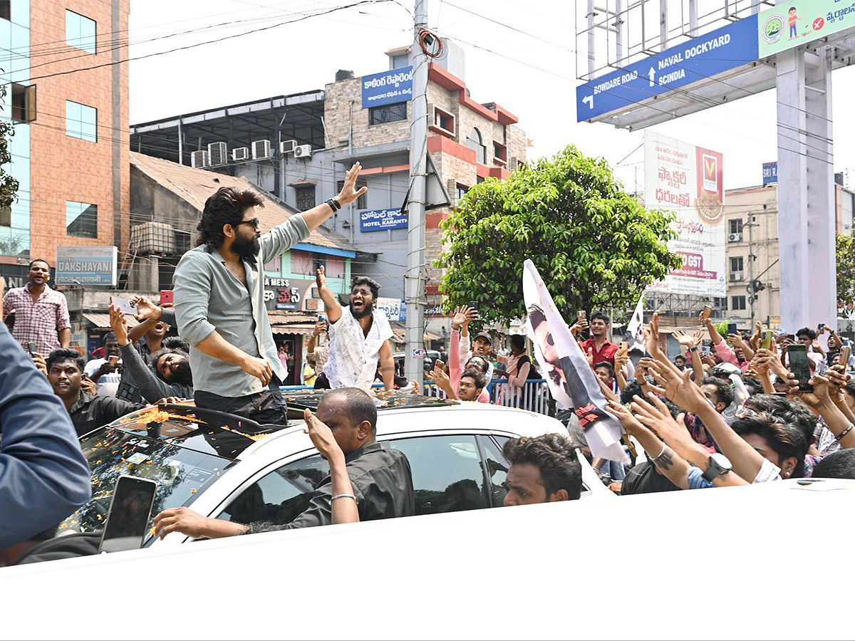 Fans Gathered For Icon Star Allu Arjun Vizag Airport Massive Rally, Photos Gallery Goes Viral - Sakshi4