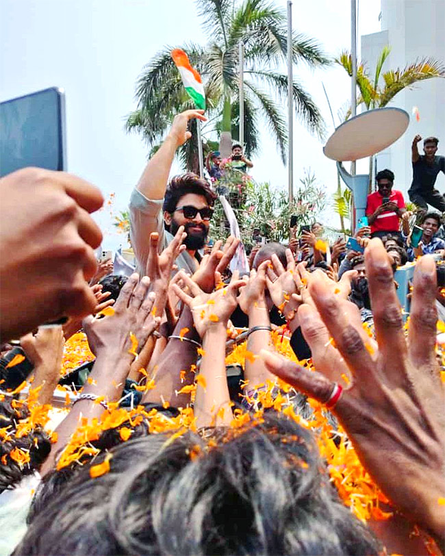 Fans Gathered For Icon Star Allu Arjun Vizag Airport Massive Rally, Photos Gallery Goes Viral - Sakshi8