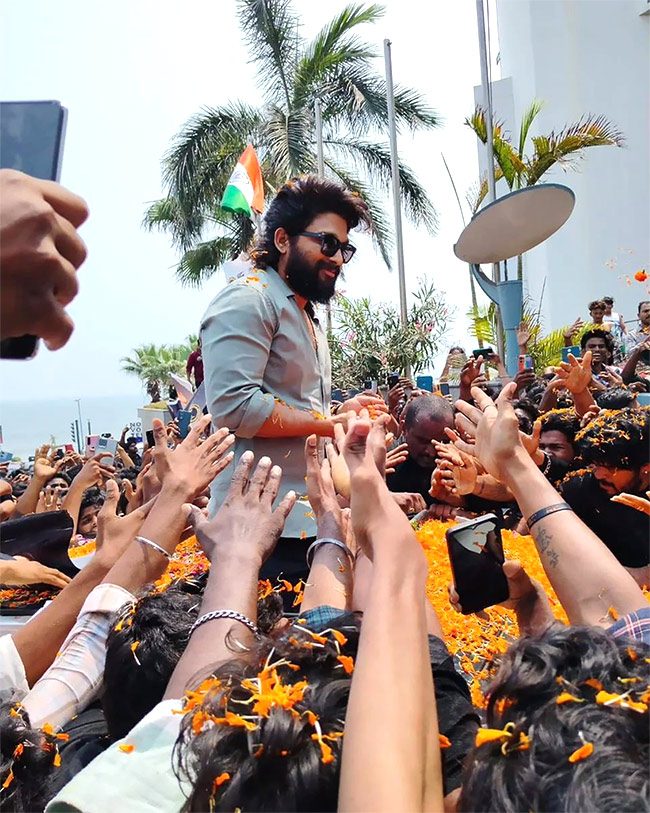 Fans Gathered For Icon Star Allu Arjun Vizag Airport Massive Rally, Photos Gallery Goes Viral - Sakshi9