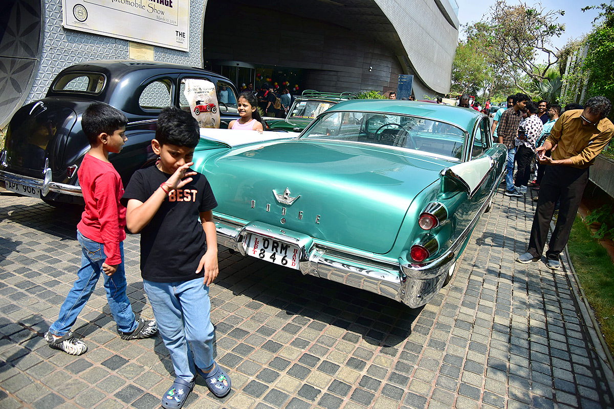 Haig Vintage Car Rally in Necklace Road  - Sakshi3