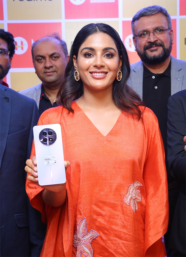 Samyuktha Menon launched the Realme 12 Series 5G Mobile - Sakshi15