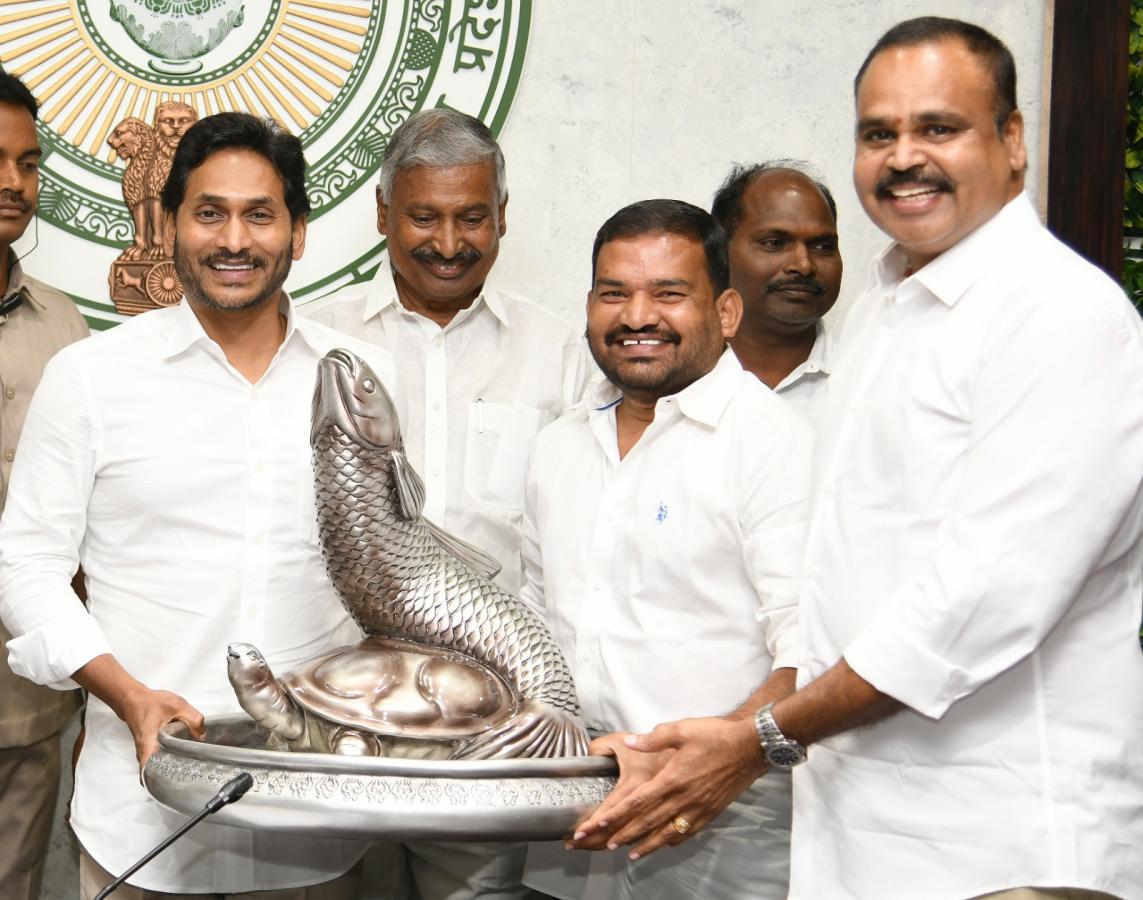 AP CM YS Jagan Released Fifth Tranche Financial Assistance To Fishermen Photos - Sakshi5