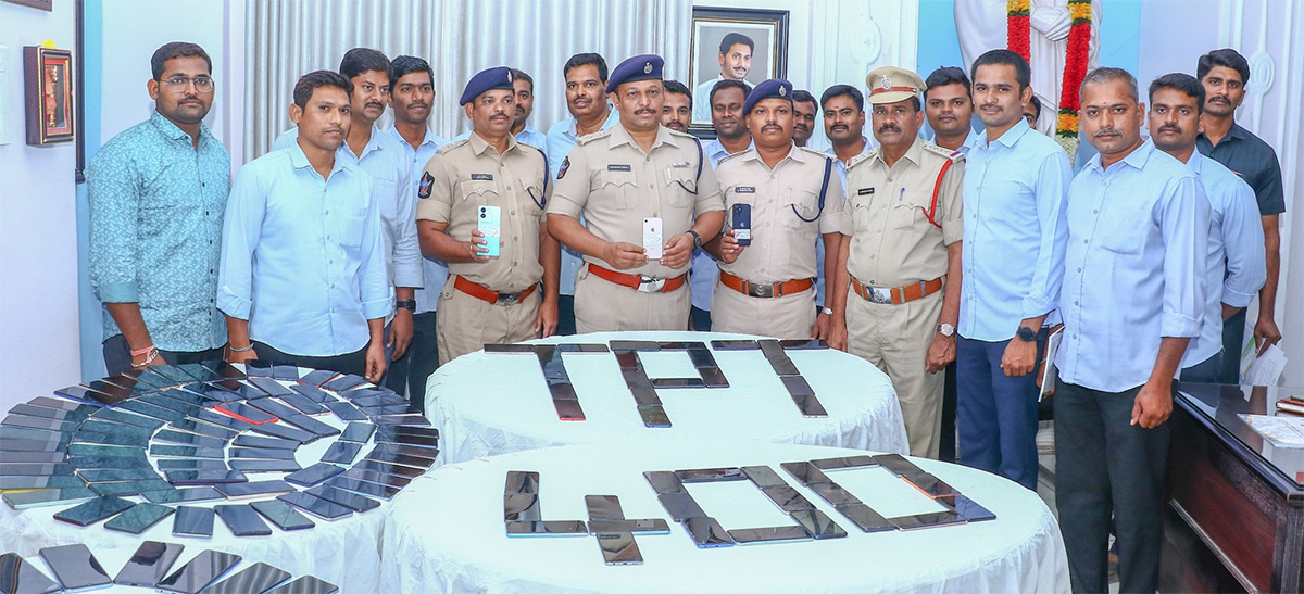 Andhra Pradesh police recover over lost mobile phones - Sakshi10