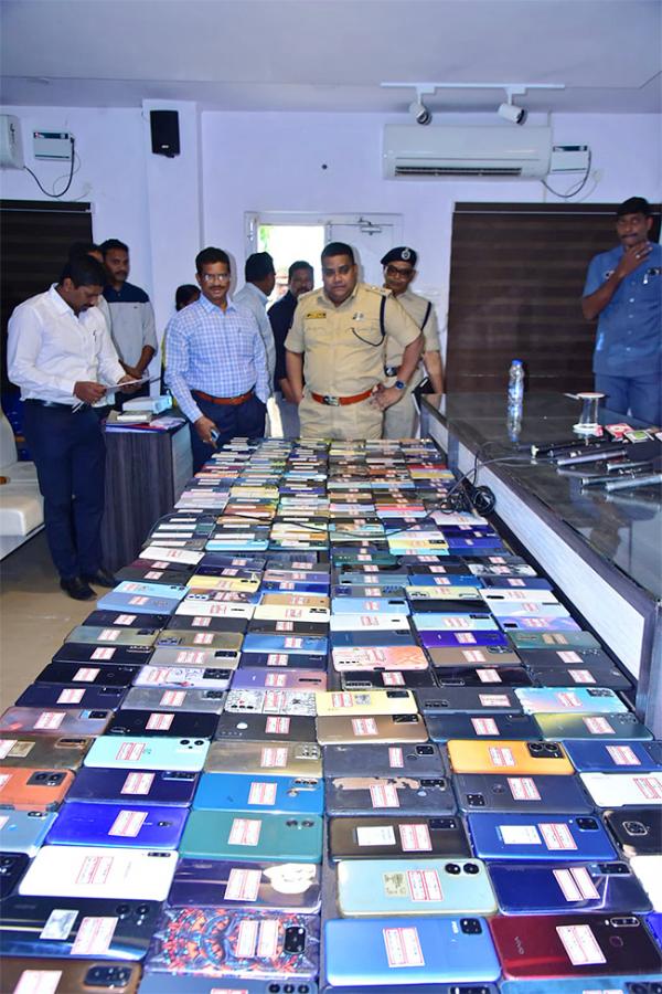 Andhra Pradesh police recover over lost mobile phones - Sakshi13