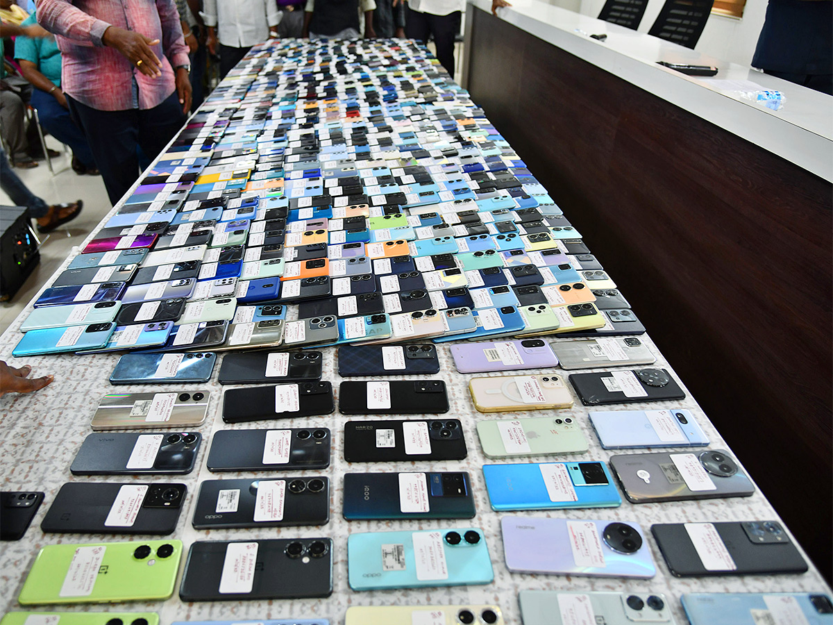 Andhra Pradesh police recover over lost mobile phones - Sakshi3