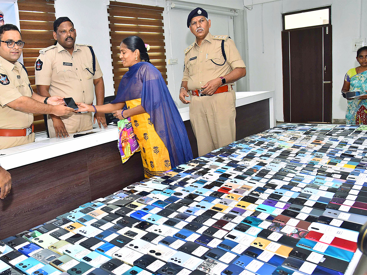 Andhra Pradesh police recover over lost mobile phones - Sakshi4