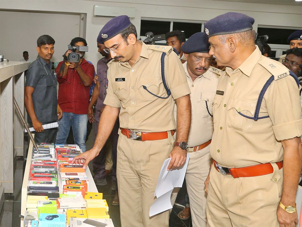 Andhra Pradesh police recover over lost mobile phones - Sakshi8