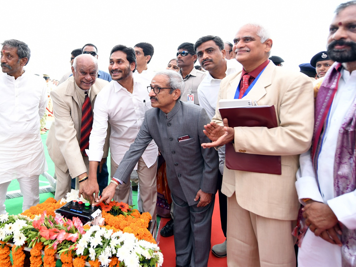 CM YS Jagan Photos Of Kurnool District Tour - Sakshi7