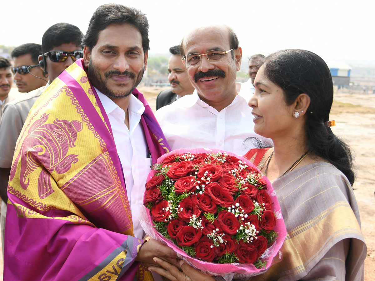 CM YS Jagan Photos Of Kurnool District Tour - Sakshi33