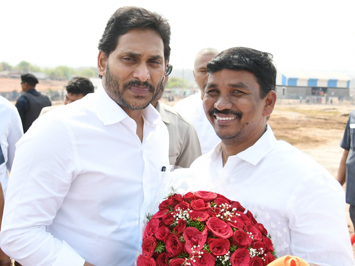 CM YS Jagan Photos Of Kurnool District Tour - Sakshi35